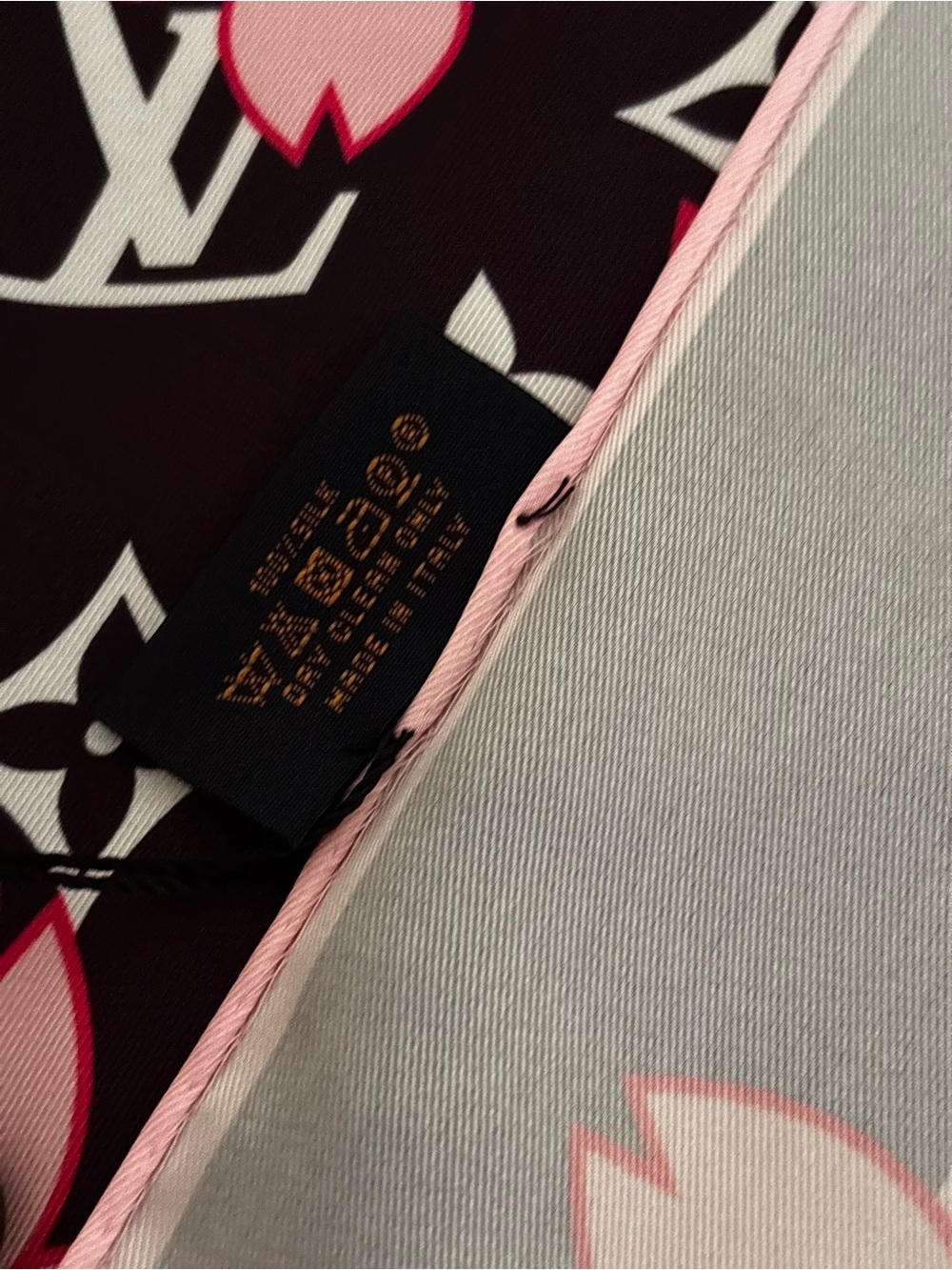 100% Silk Louis Vuitton Black & Pink Monogram Sakura Silk Scarf - Picture 7 of 7